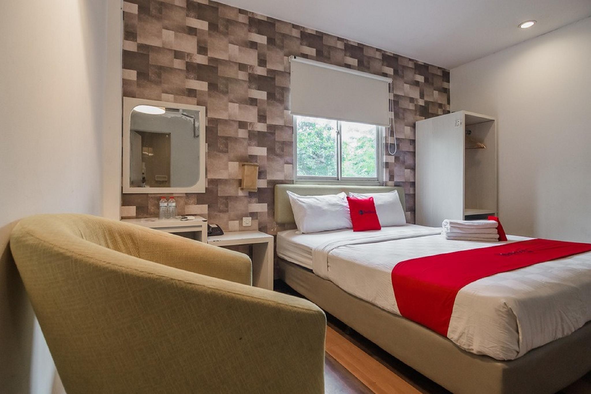 Reddoorz Near Mangga Besar Station Hotel